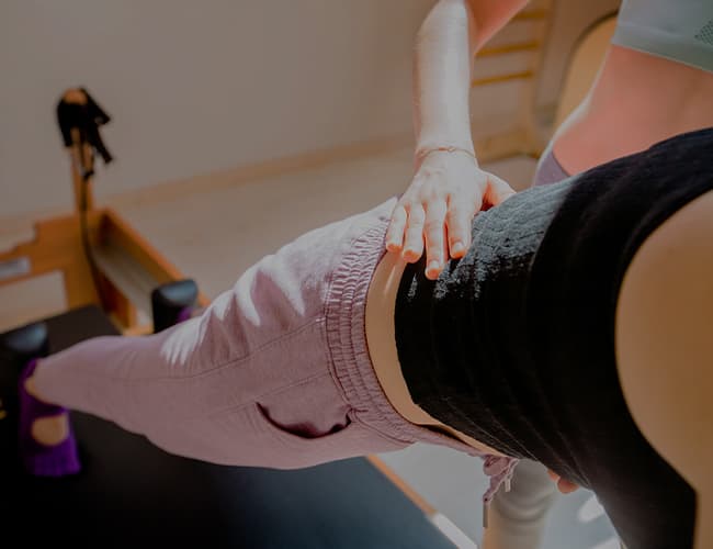 Hands-on guided rehabilitation exercise on a reformer bench